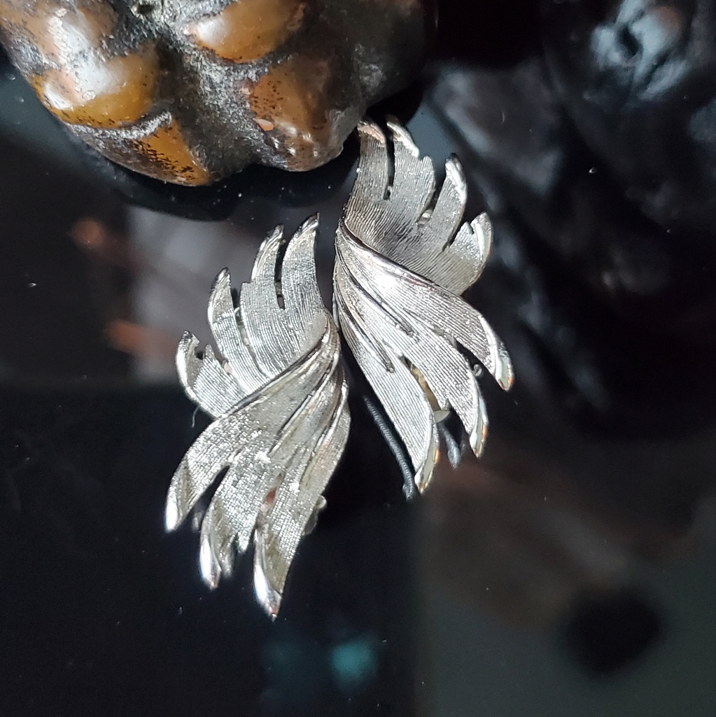 Lisner Vintage Brushed Silvertone Acanthus Leaf Clip On Earrings Mid Century Mcm